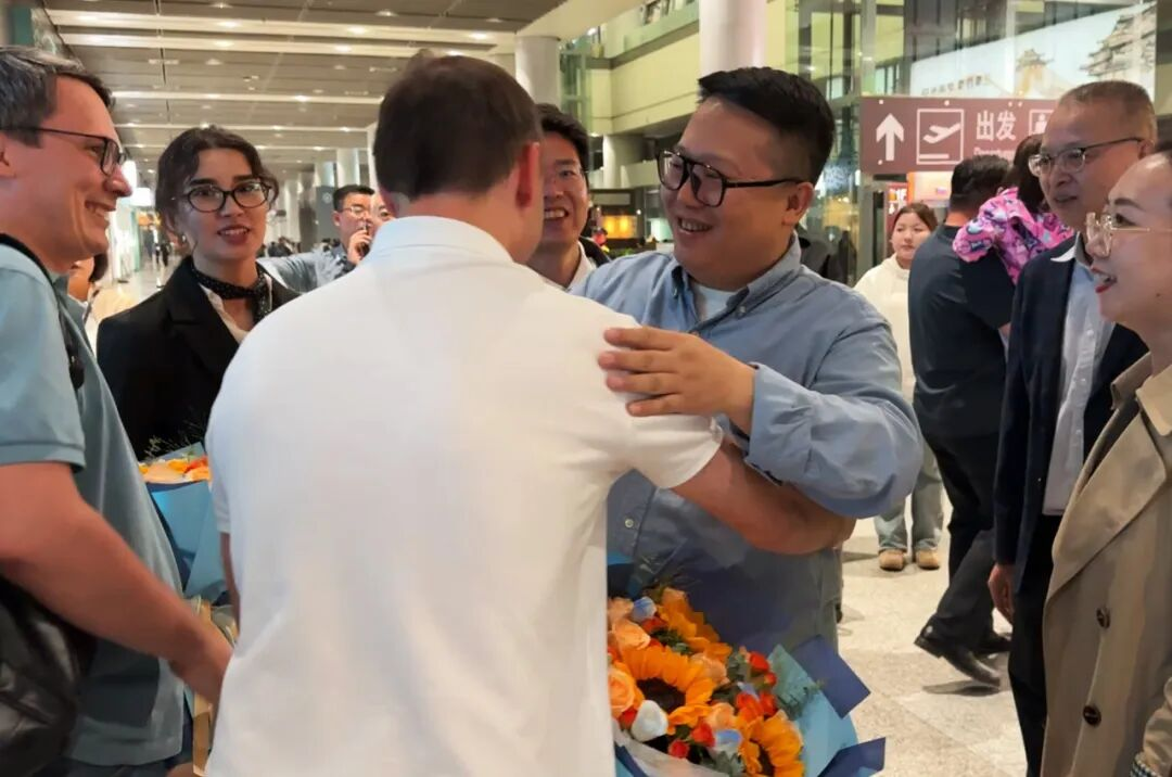 雙方在機(jī)場(chǎng)親切擁抱