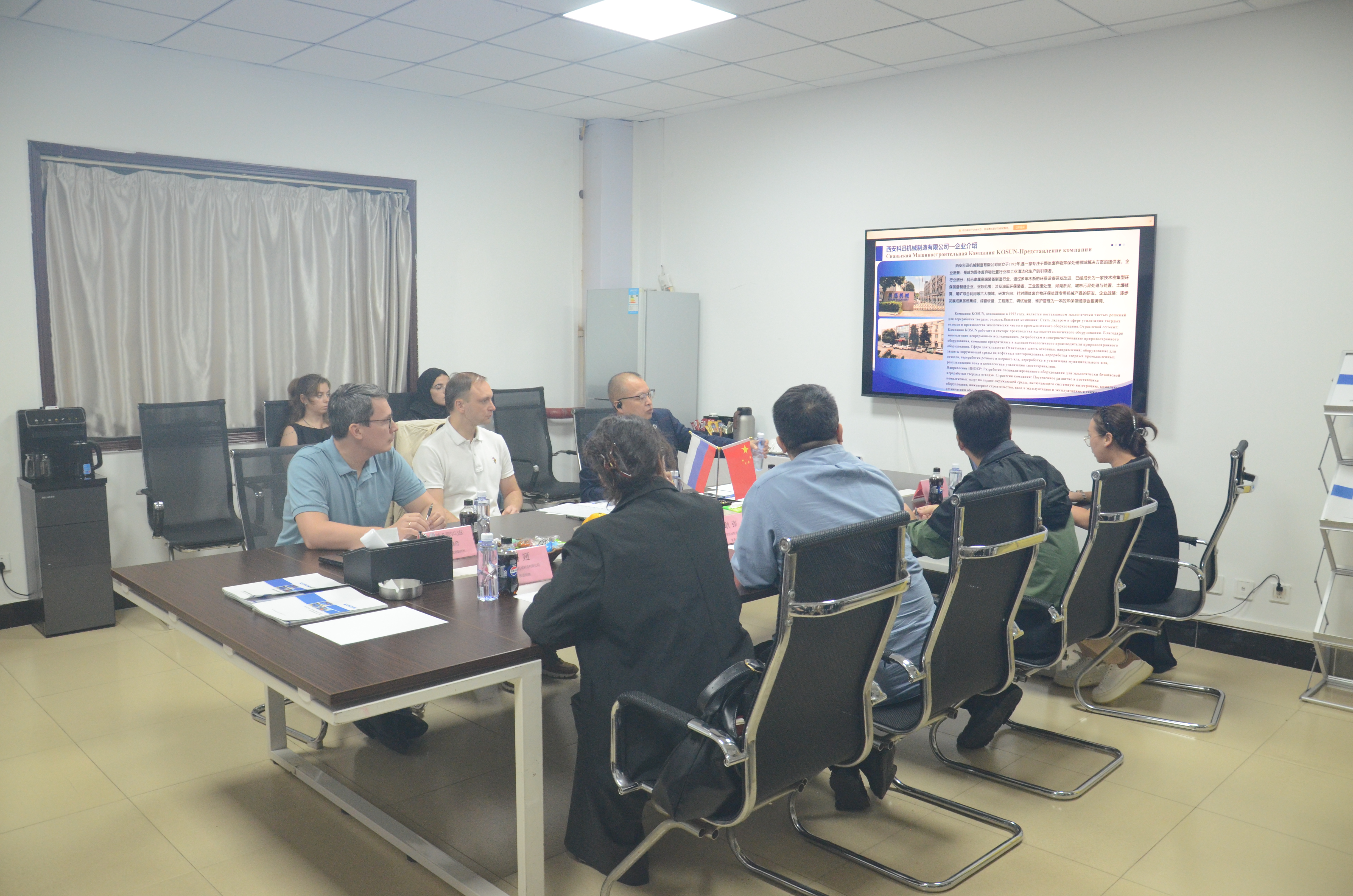 雙方正在進(jìn)行會(huì)議溝通